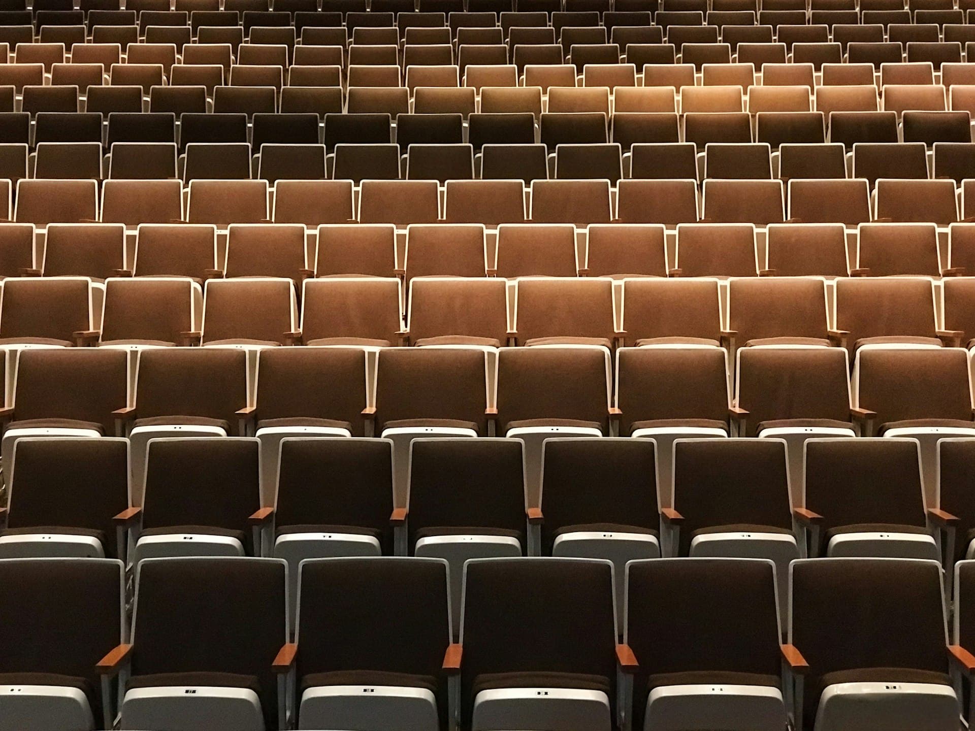 Auditorio moderno equipado con audio y video profesional