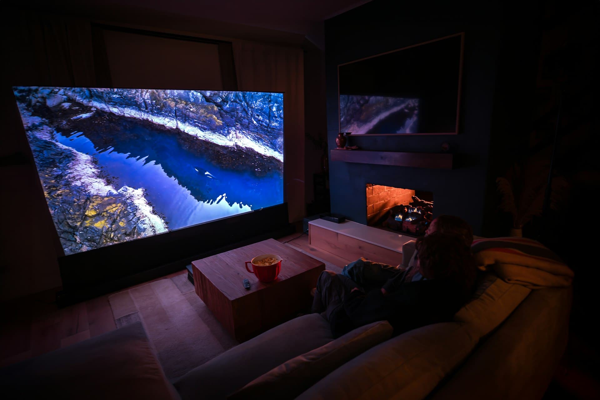Sala de cine en casa con pantalla 4K y audio envolvente