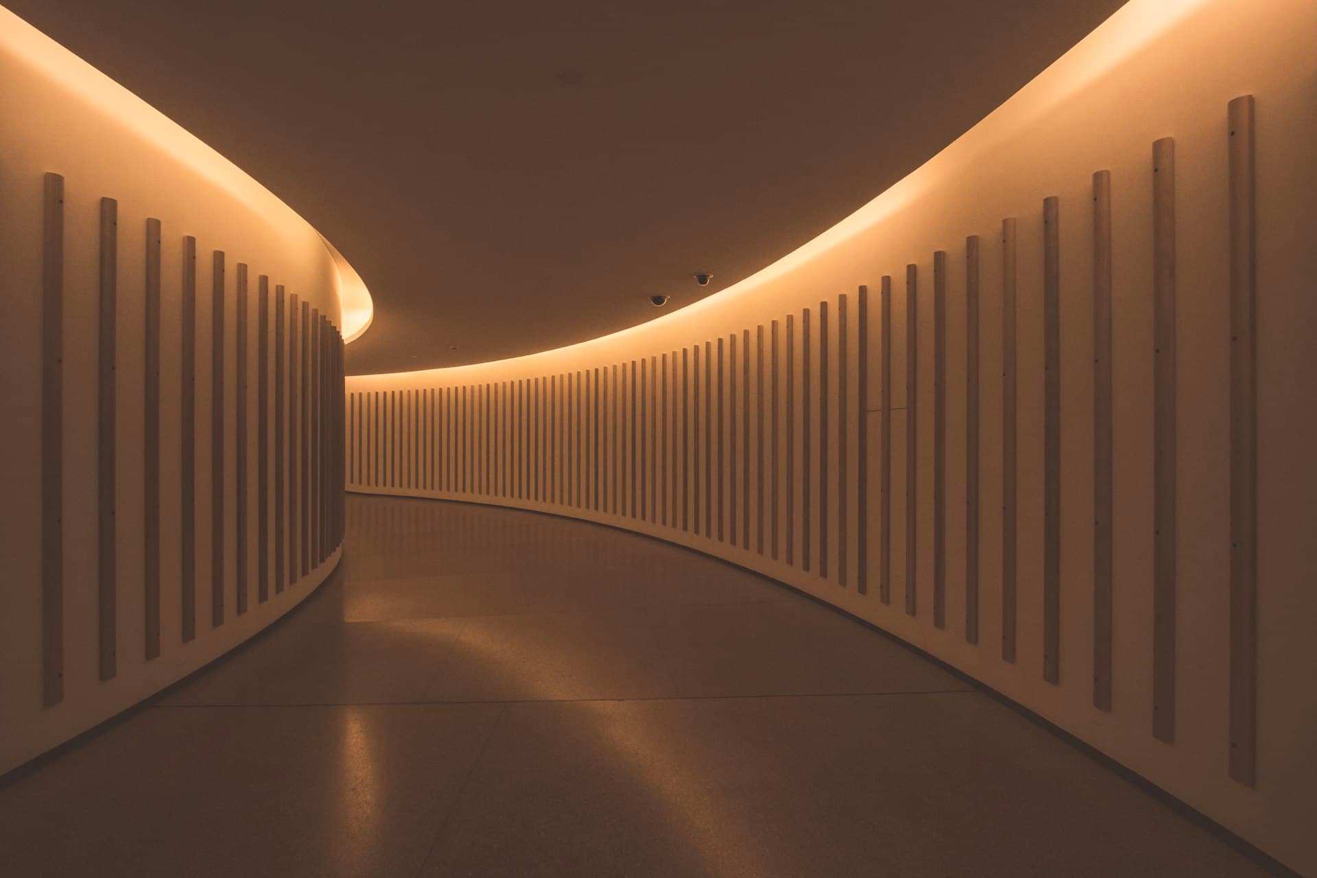 Corredor arquitectónico con iluminación LED cálida integrada